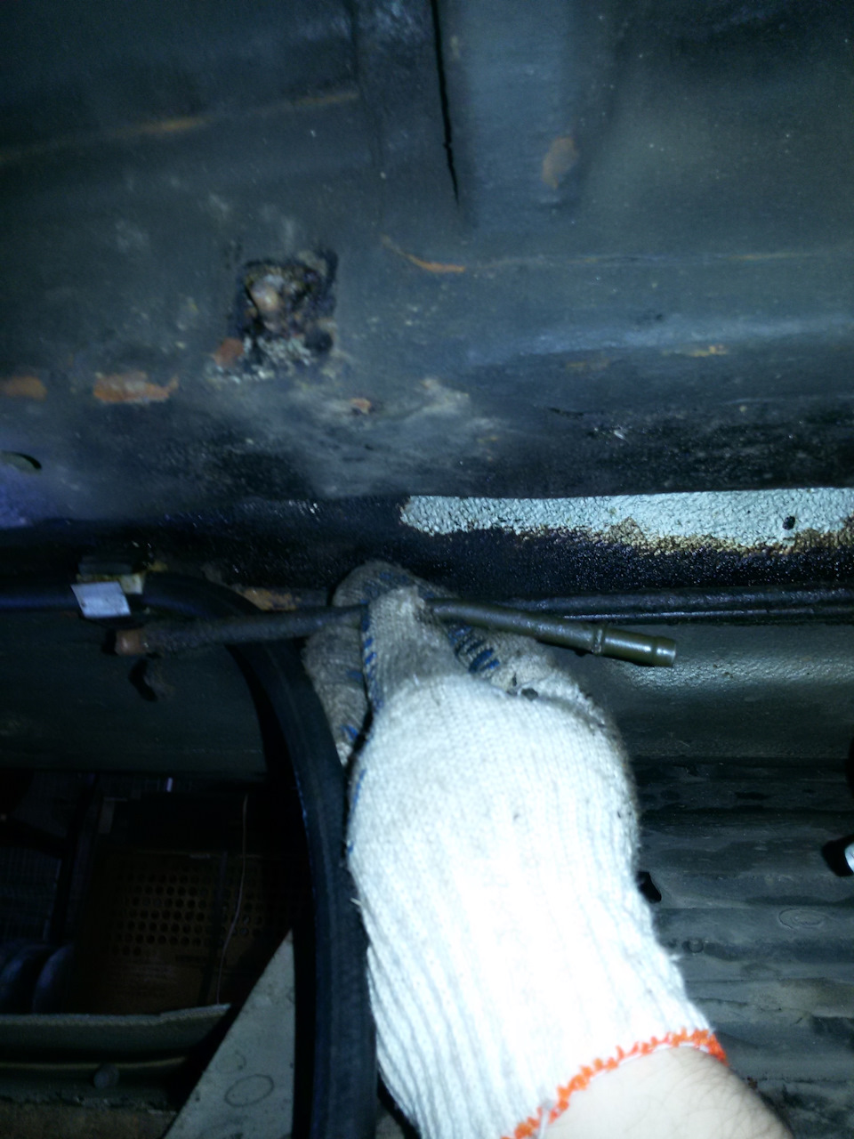 трубка отгнила в месте крепежа ее. — BMW 5 series (E39)