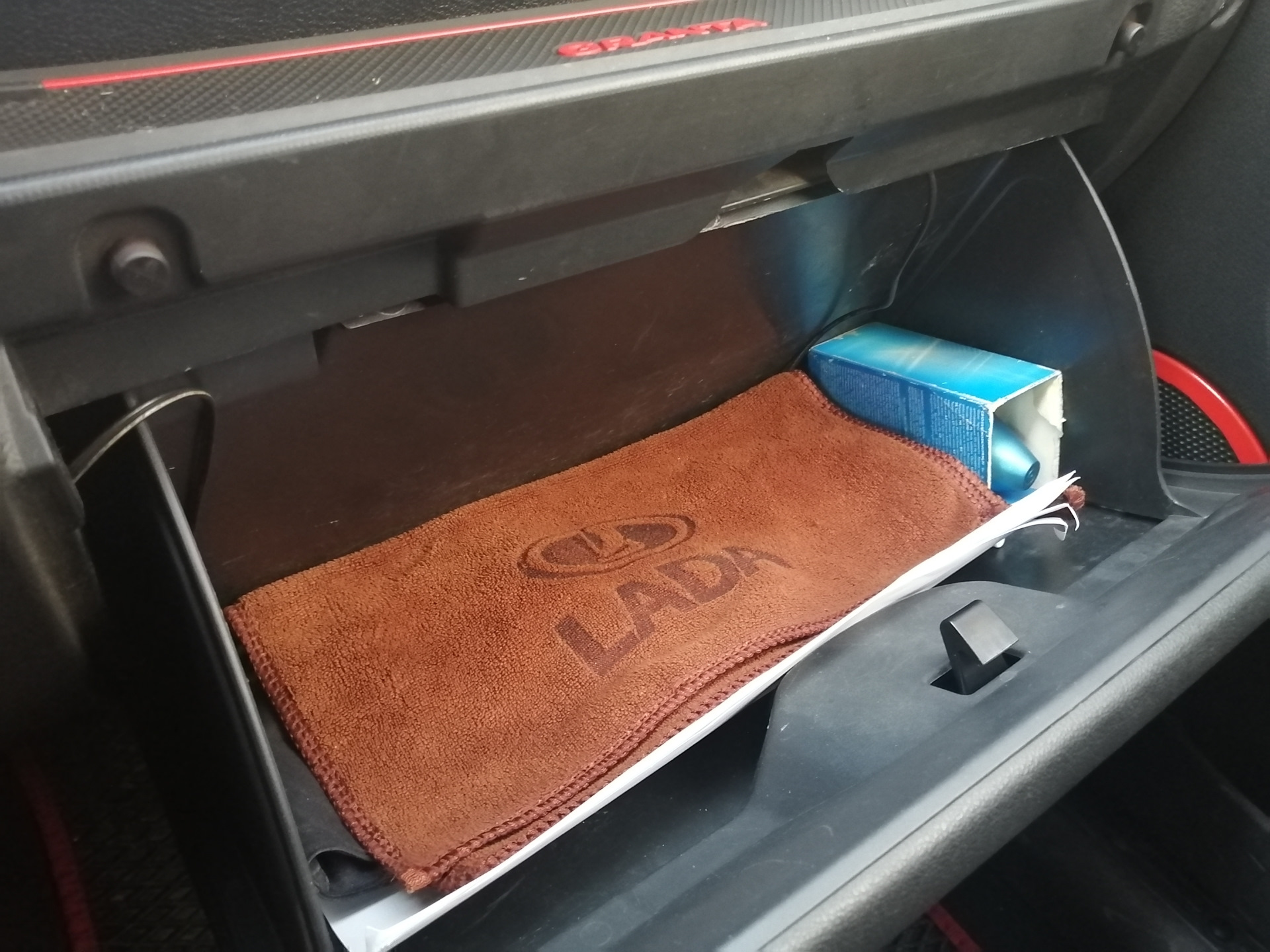 Замена ручки бардачка — Lada Гранта, 1,6 л, 2012 года | поломка | DRIVE2