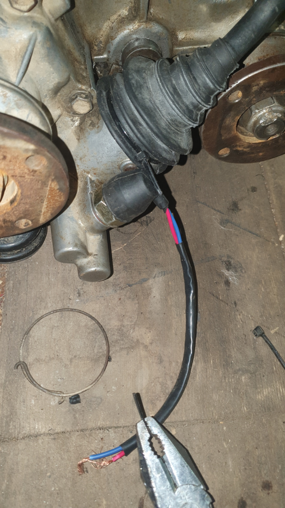 Пыльник и концевик на раздатку — Suzuki Jimny, 1 л, 1984 года