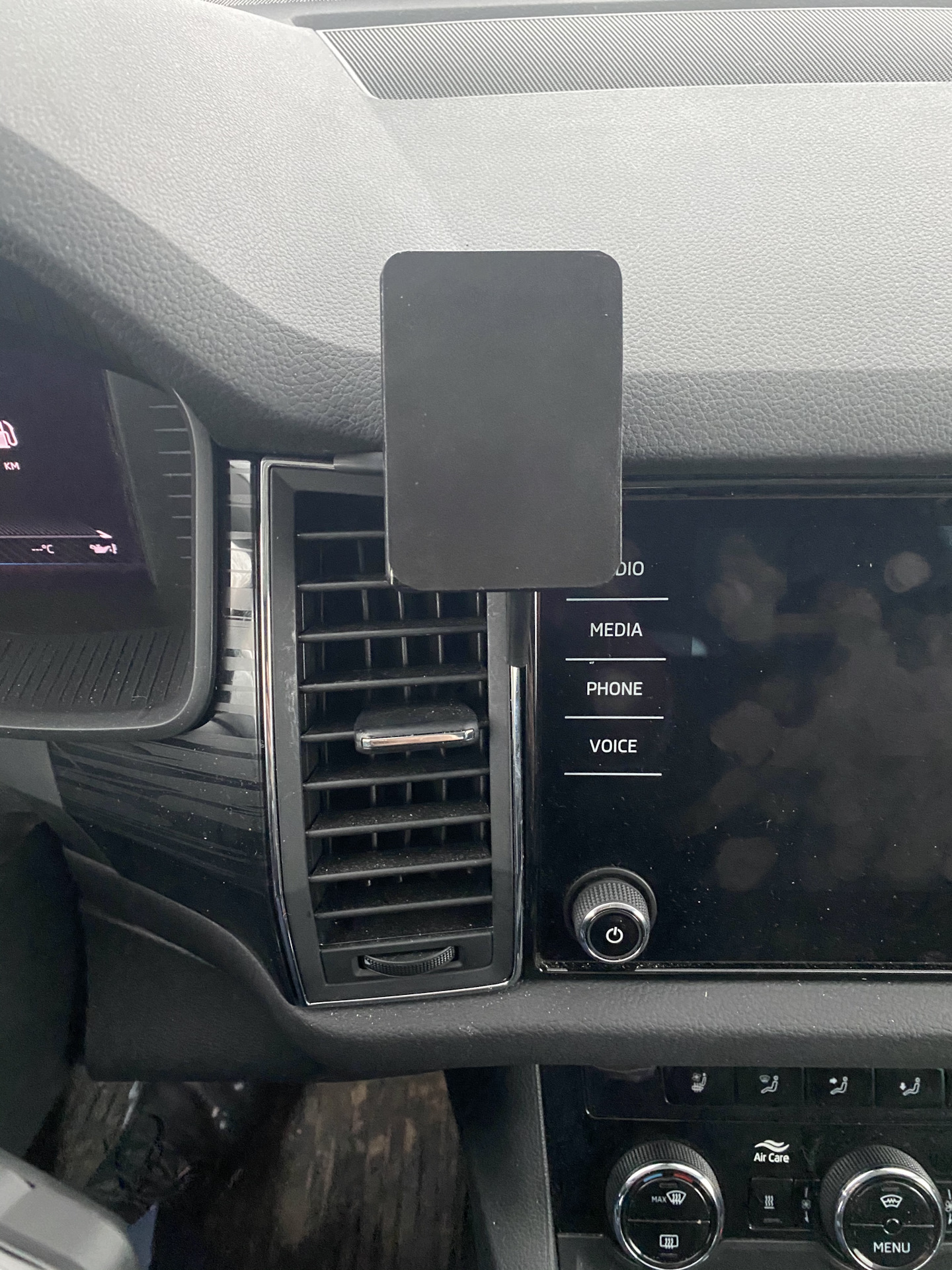 Держатель телефона skoda. Phone Holder Skoda Kodiaq. Держатель для телефона Шкода Кодиак.