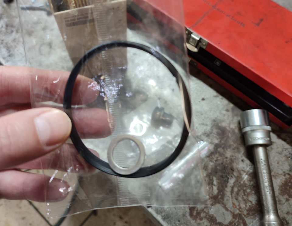 А вот и комплект прокладок с уплотнителем для поддона — KIA Carnival (4G)