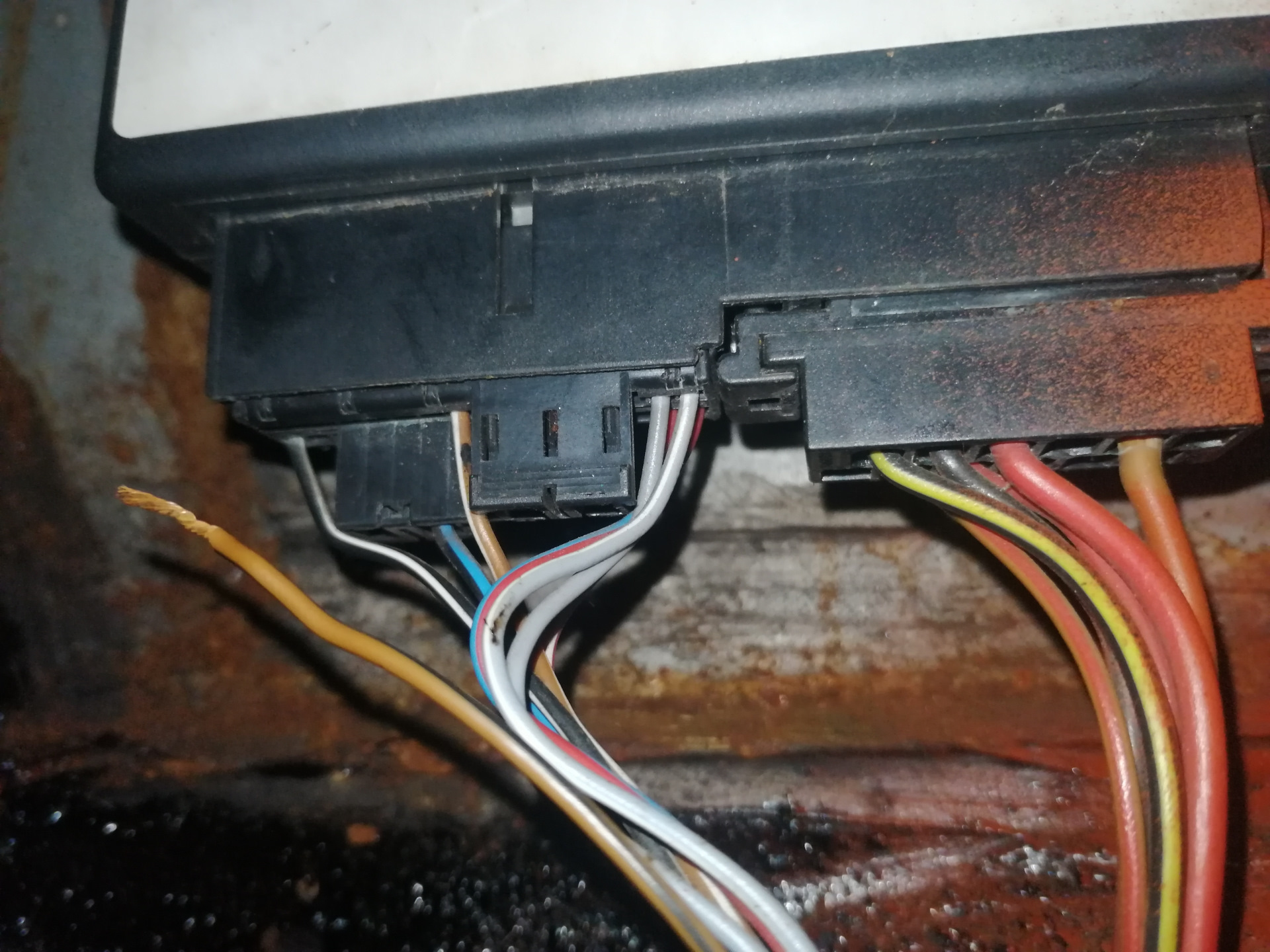 Центральный замок опель корса д. Блок центрального замка опель вектра а. Не работает центральный замок опель. Срабатывает блок перегрузки ev4409. Блок центрального замка astra h.