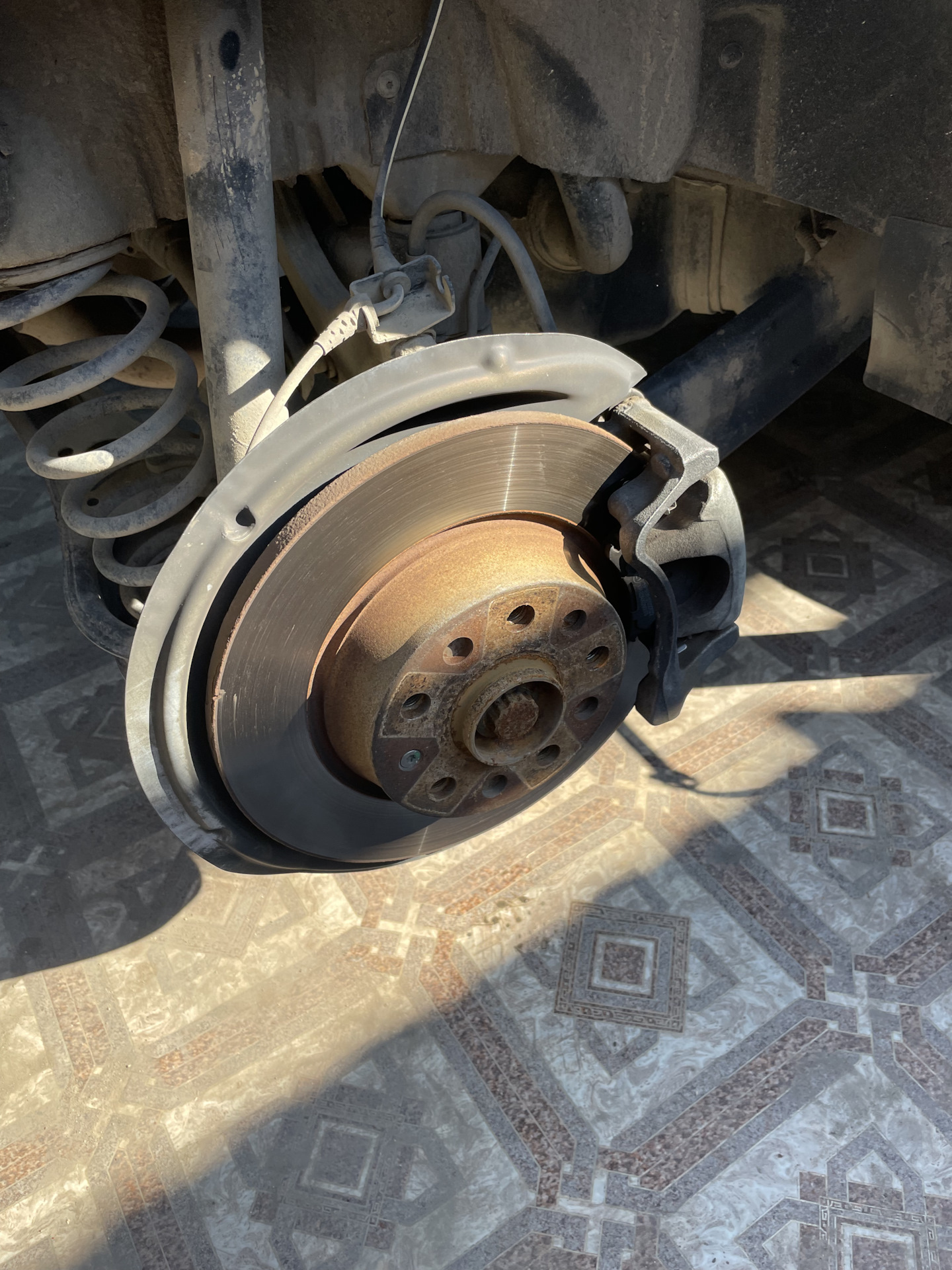 Отпуск. Часть 1. Замена задних тормозных колодок. - Volkswagen Tiguan (2G), 2 л,