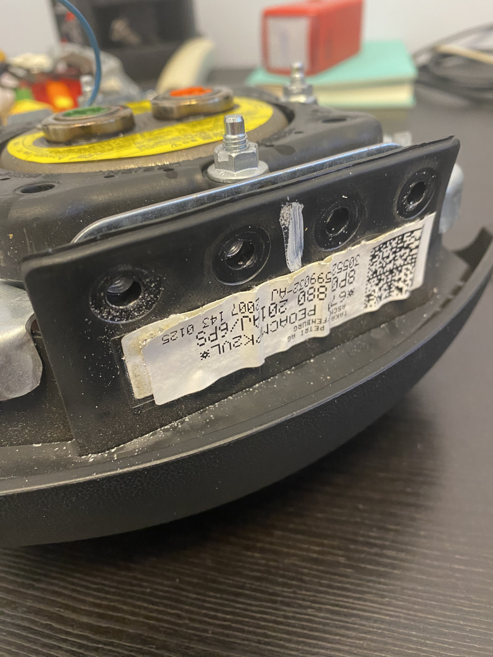 Высверленные клепки сверлом на 5 — Audi A3 (8P). Запчасти на фото: 411147