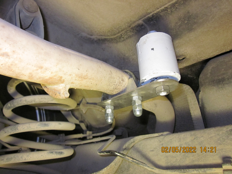 Самодельный вибродемпфер с возможностью изменения массы груза. Возле глушителя — Lada Vesta SW (1G)