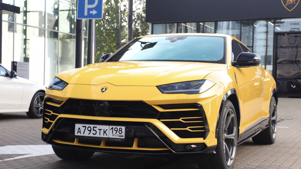 Lamborghini Urus Жёлтая