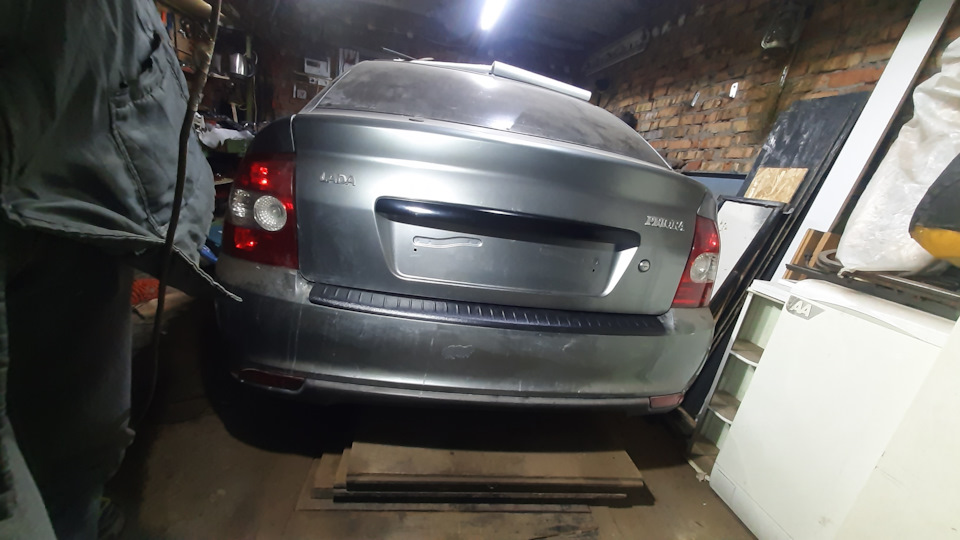 Чёрная сабля крышки багажника — Lada Приора хэтчбек, 1,6 л, 2008 года ...