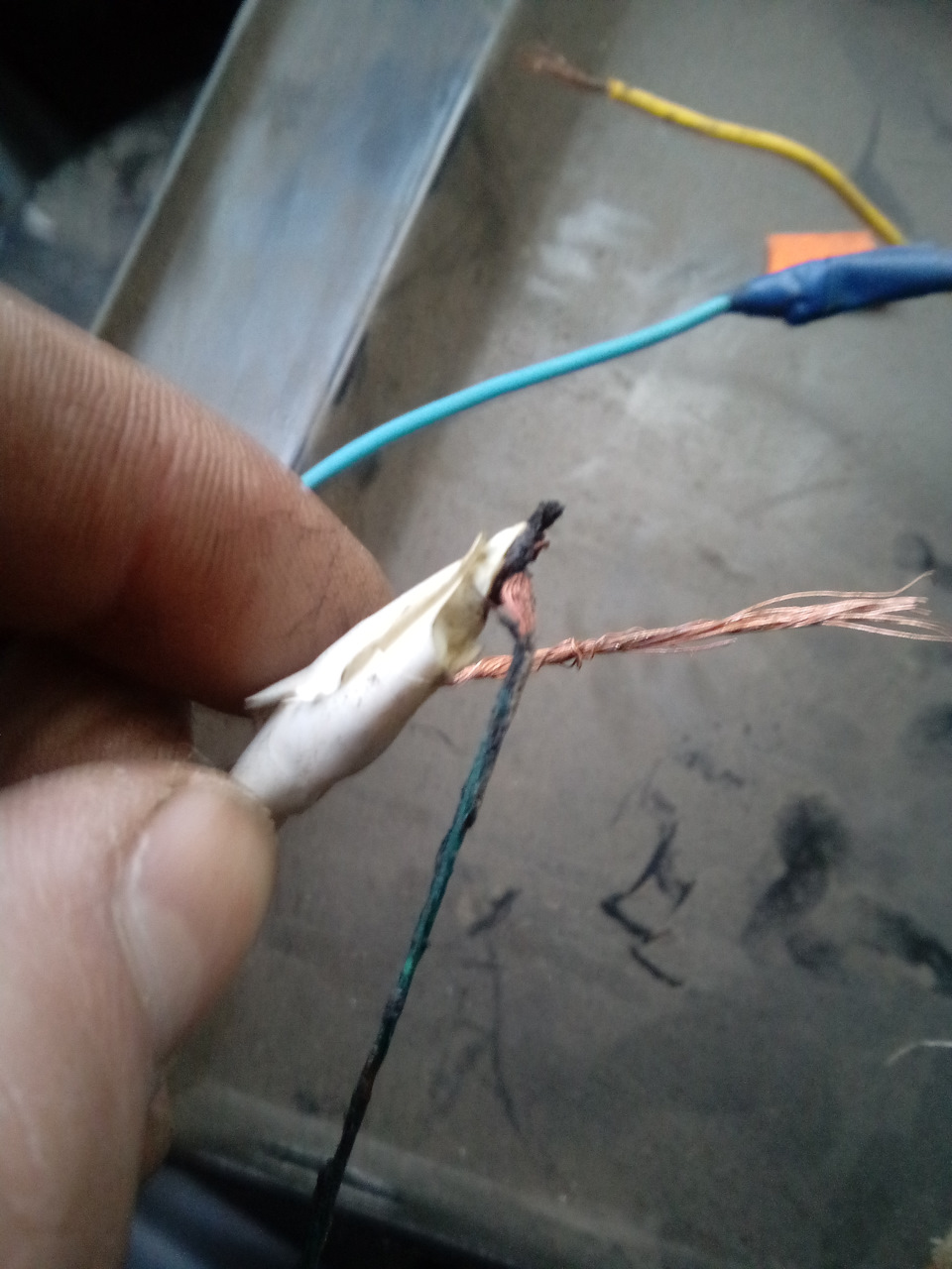 А это провода прикуривателя — Lada 2120 Надежда