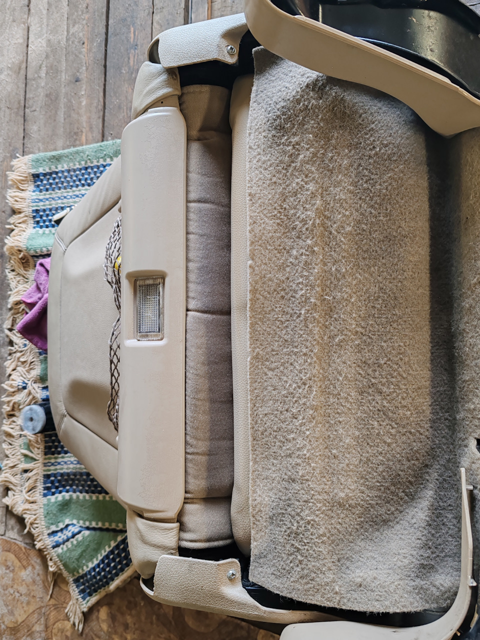 два саморезика по краям снизу — без них обшивку не снять. — Audi A6 Avant (C5)