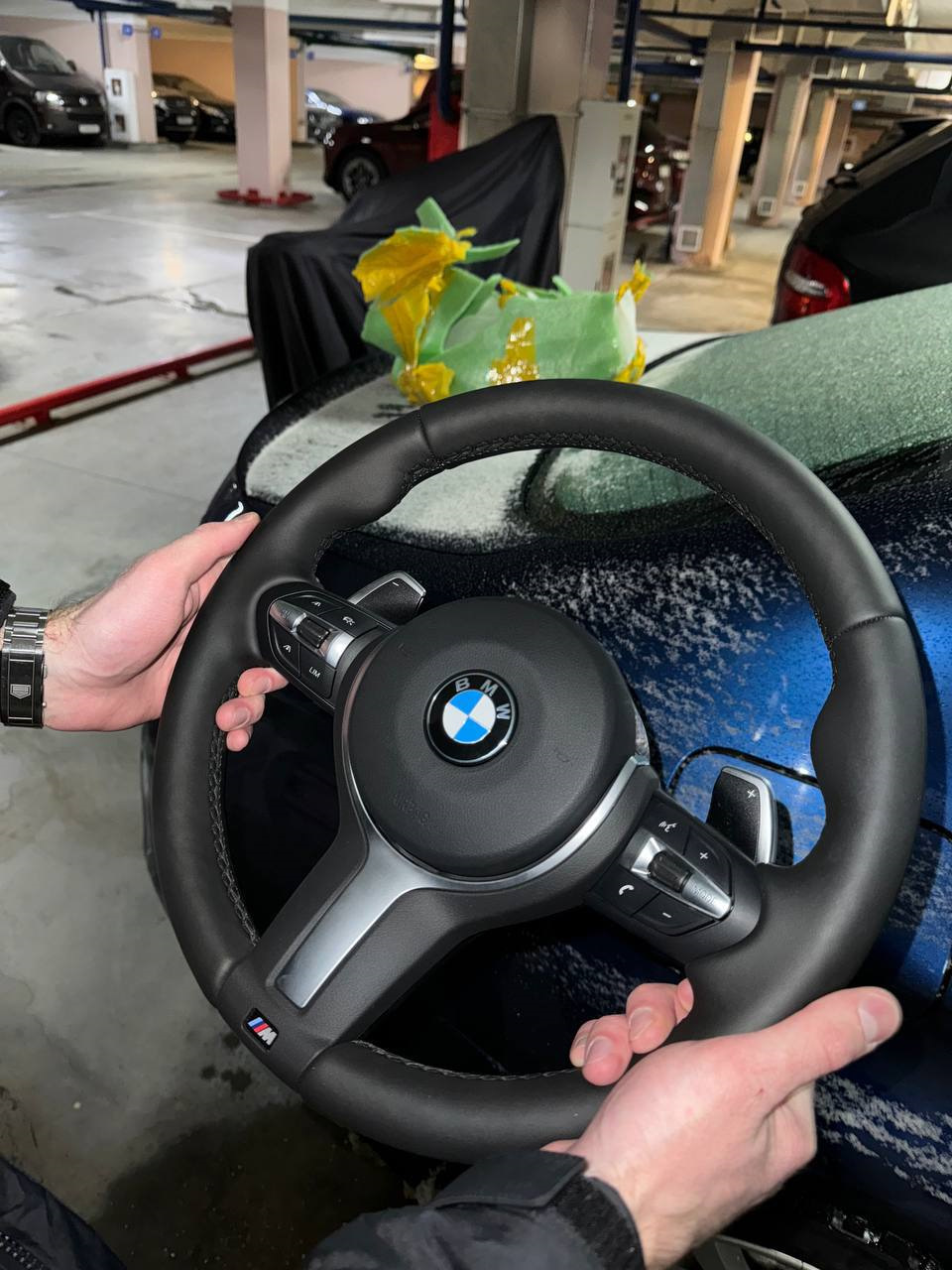 Учебная машина с двумя рулями. Учебный автомобиль с двумя рулями. Машина внутри руль. Машина с двумя рулями спереди. Авто с двумя рулями прикол.