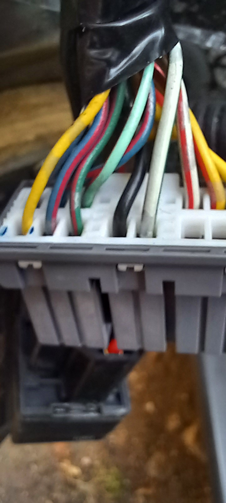 Провода в разъёме блока комфорта зелено-красный — это провод на плафон, светло зелено-красный — это от концевиков дверей. — Honda CR-V (RD1/RD2)