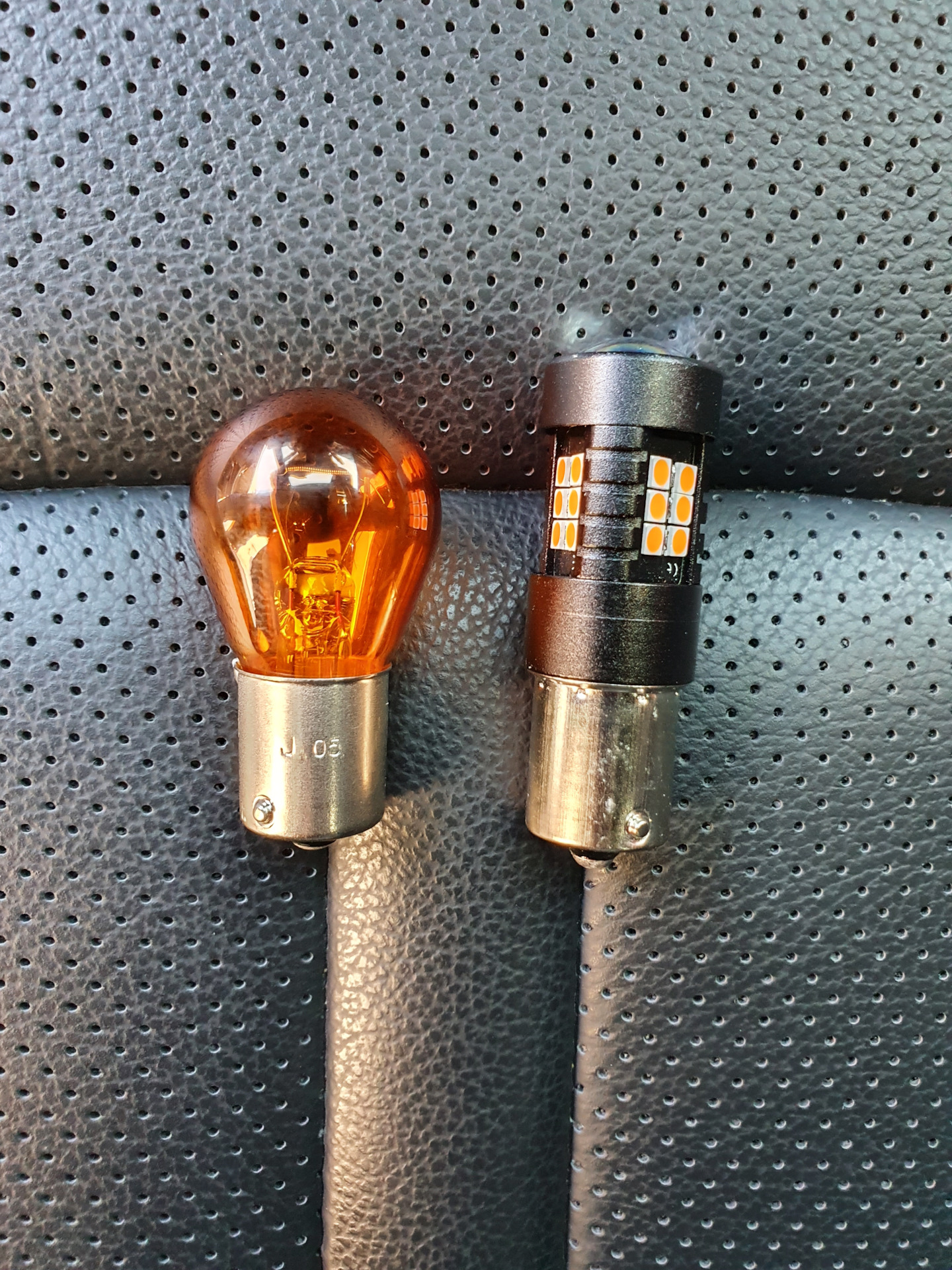 Лампочки поворотников купить. Цоколь: py21w - bau15s. Лампа заднего поворотника 2110. Py21w лампа цоколь. Лампа заднего поворотника nze120.