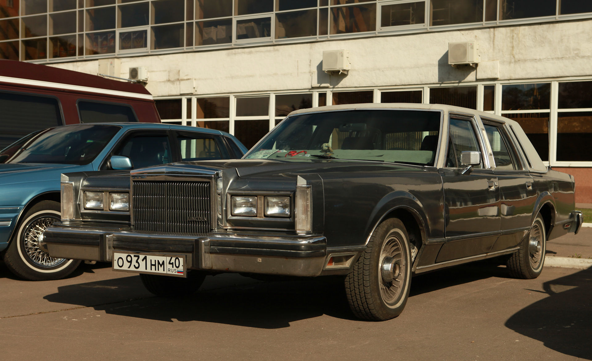 Lincoln continental 3.8 at 1992. Линкольн с 600. Lincoln Continental Signature Series 7. Американские представительские автомобили. Старый Линкольн номер.