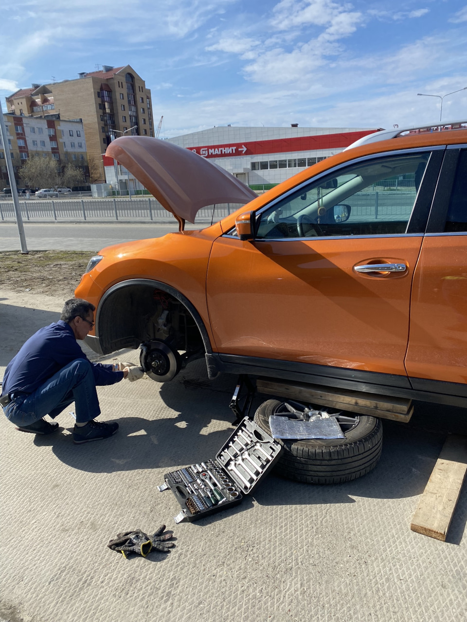 Подготовительные работы выполнены, машина поднята, подстрахована, колесо демонтировано. — Nissan X-Trail III (t32)