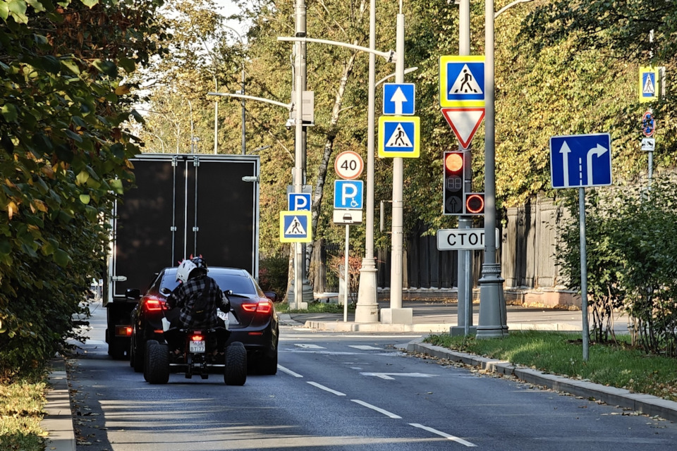 множество дорожных знаков на улице