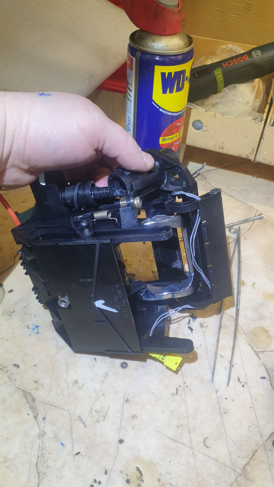 Вот так идут проводки, для работы с ними, из нужно ослабить и нарастить — Mercedes-Benz S-Class (W220)