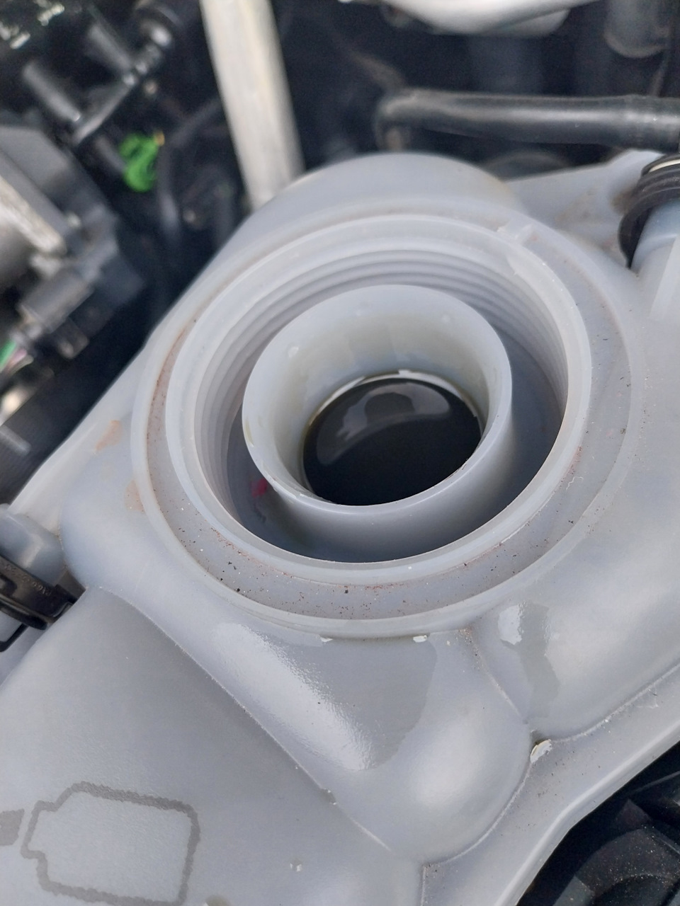 Масло в бачке антифриза — Audi A4 (B8), 2 л, 2015 года | поломка | DRIVE2