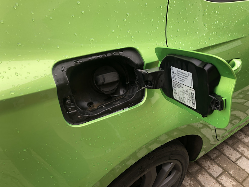 Замена актуатора лючка бензобака — SEAT Leon (Mk III), 1,2 л, 2014 года ...