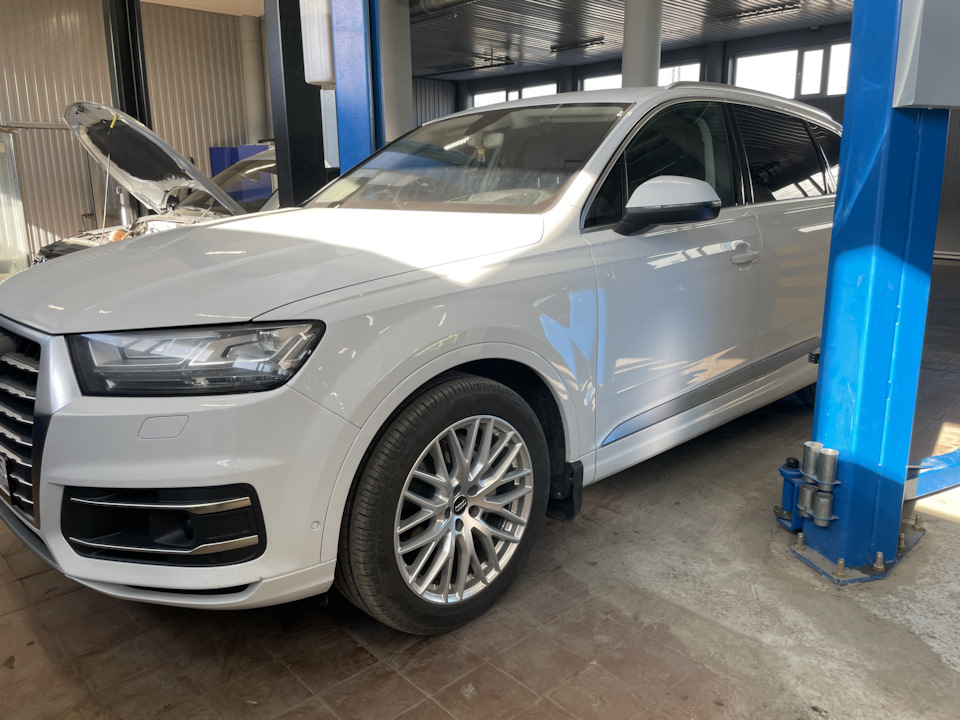 Меняем тормозные диски и колодки перед — Audi Q7 (2G), 3 л, 2016 года ...