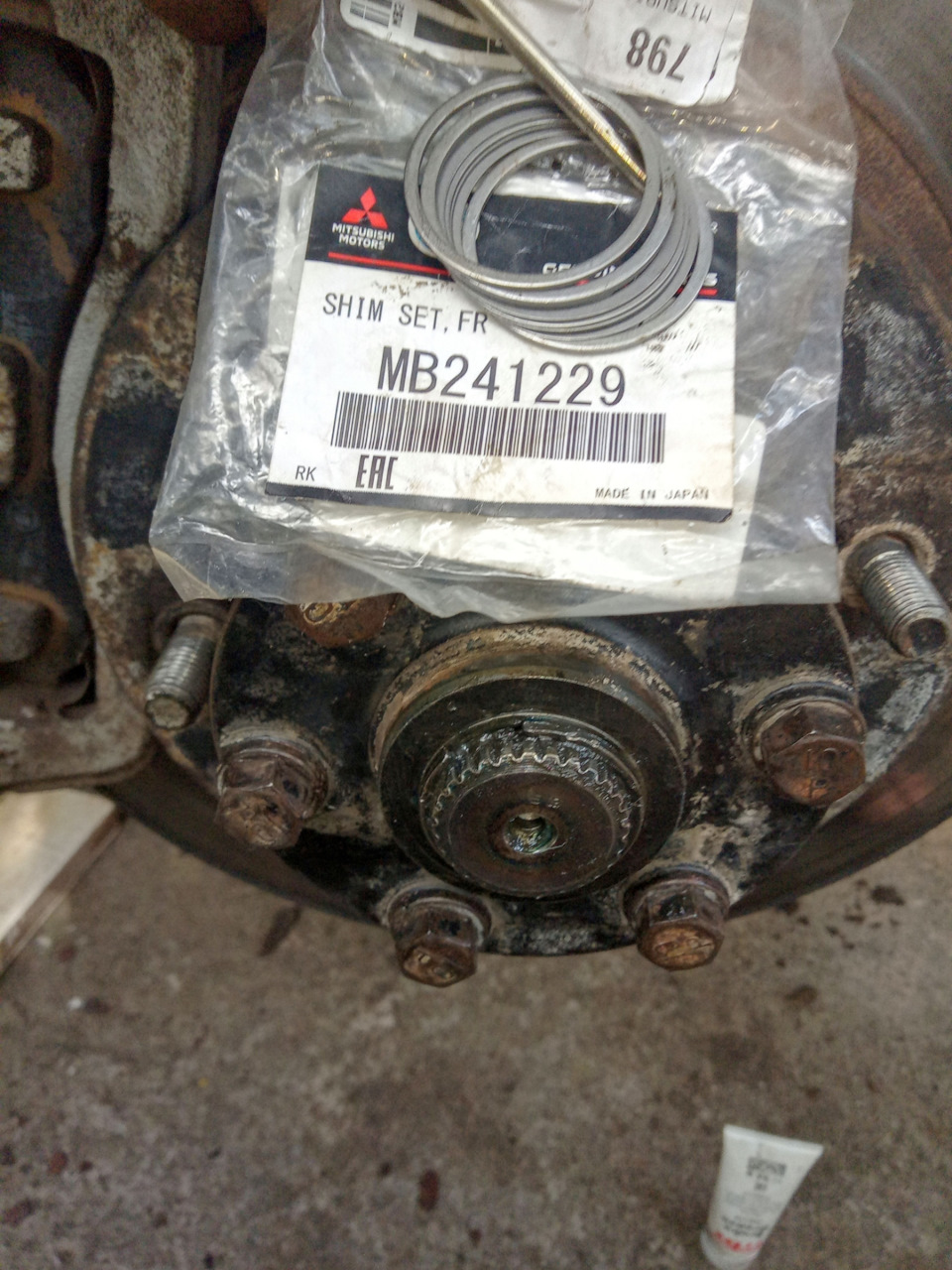 MB241229 ПРОКЛАДКИ РЕГУЛ., СТУП.ПЕР.КОЛЕС Mitsubishi | Запчасти на DRIVE2