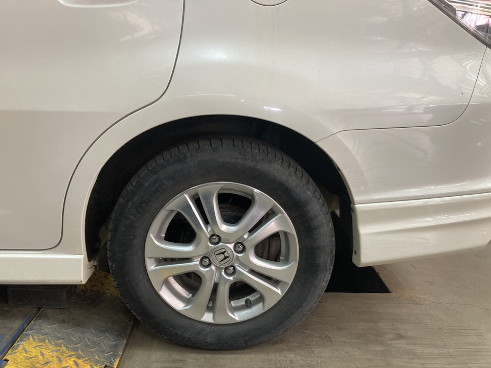 Замена задних амортизаторов — Honda Fit Shuttle (1G), 1,3 л, 2012 года ...