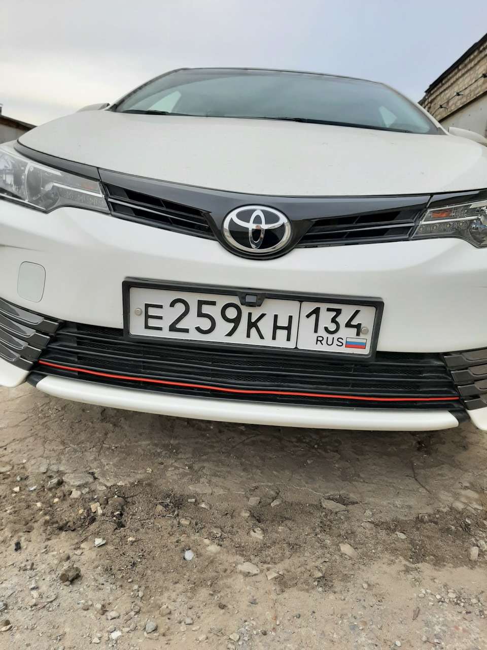 Красная полоска в радиаторную решётку бампера. — Toyota Corolla (160), 1,6  л, 2016 года | стайлинг | DRIVE2