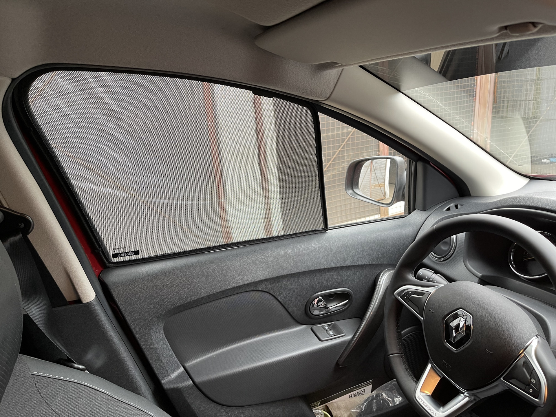 Защитный экран Laitovo на Nissan Almera 4п g11 4д седан (2012-н.в). Защитный экран Laitovo на Datsun on-do 1п 4д седан (2014-н.в). Renault окно