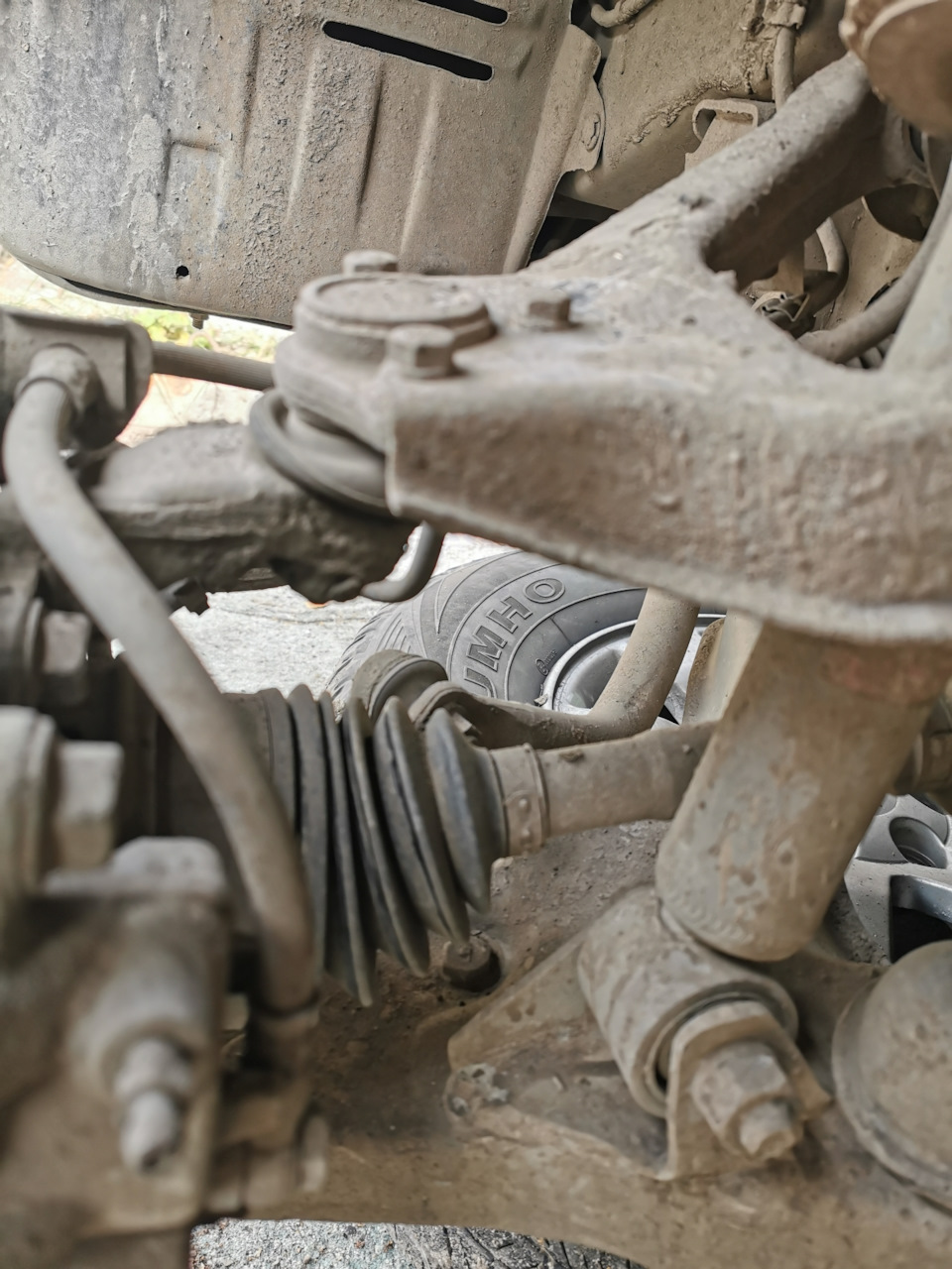 Лево — Mitsubishi Pajero (3G)