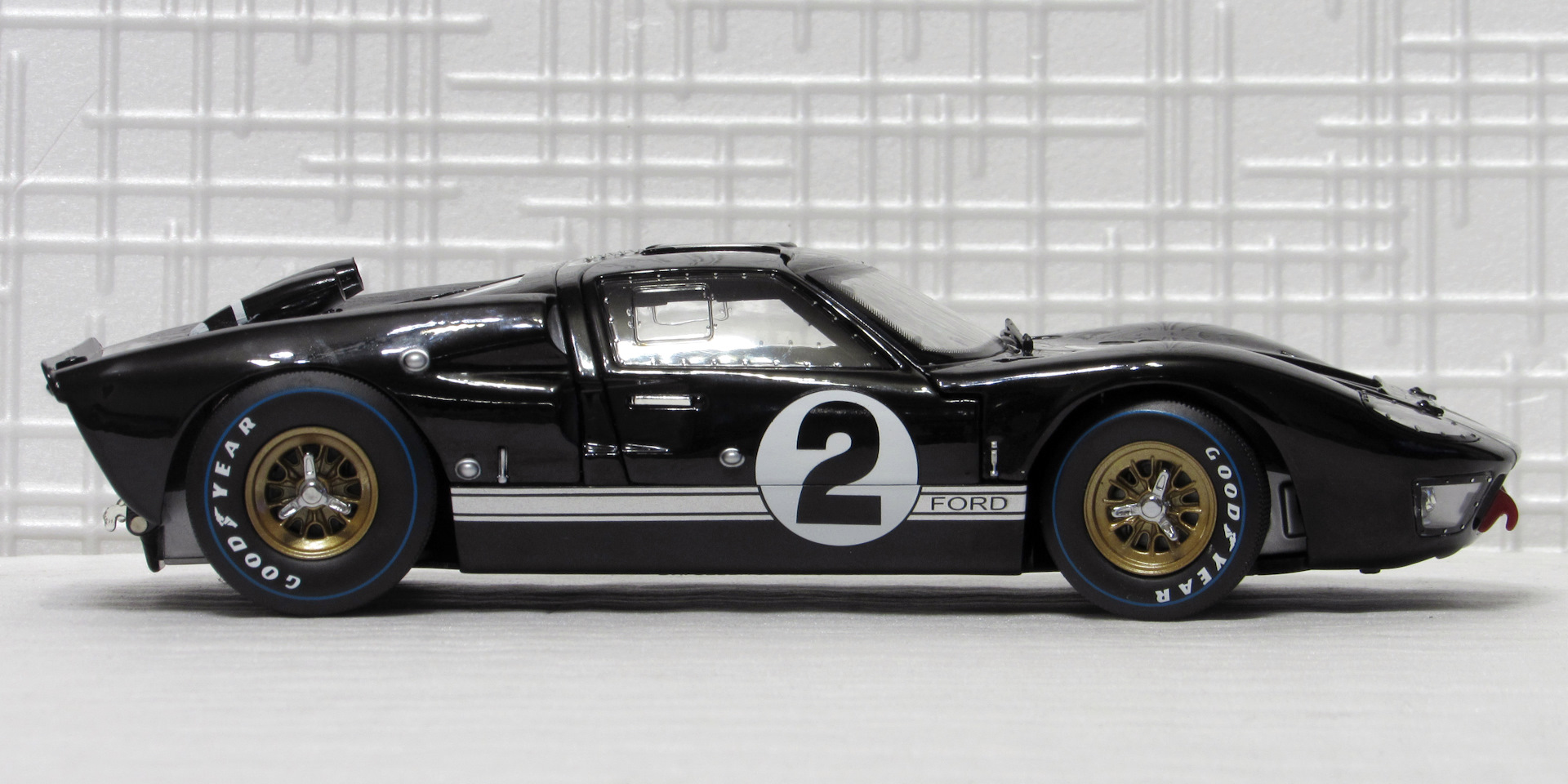Ford GT40 Mk II (Shelby Collectibles, 1:18) .