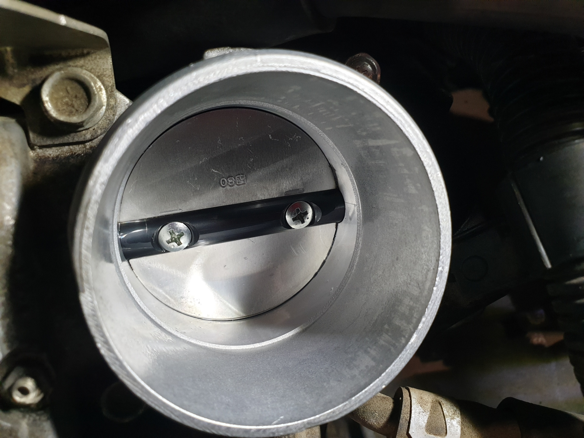 Грязная дроссельная заслонка m62. Заслонка инжектора промыть. Чистка дроссельной заслонки амарок. Очиститель дроссельной заслонки ваз 2110. Заслонка инжектора промыть.