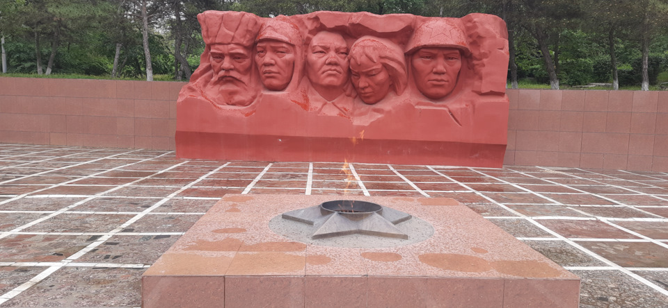 И снова местный колорит – памятник калмыцким бойцам, участникам ВОВ. — Jeep Cherokee (KL)