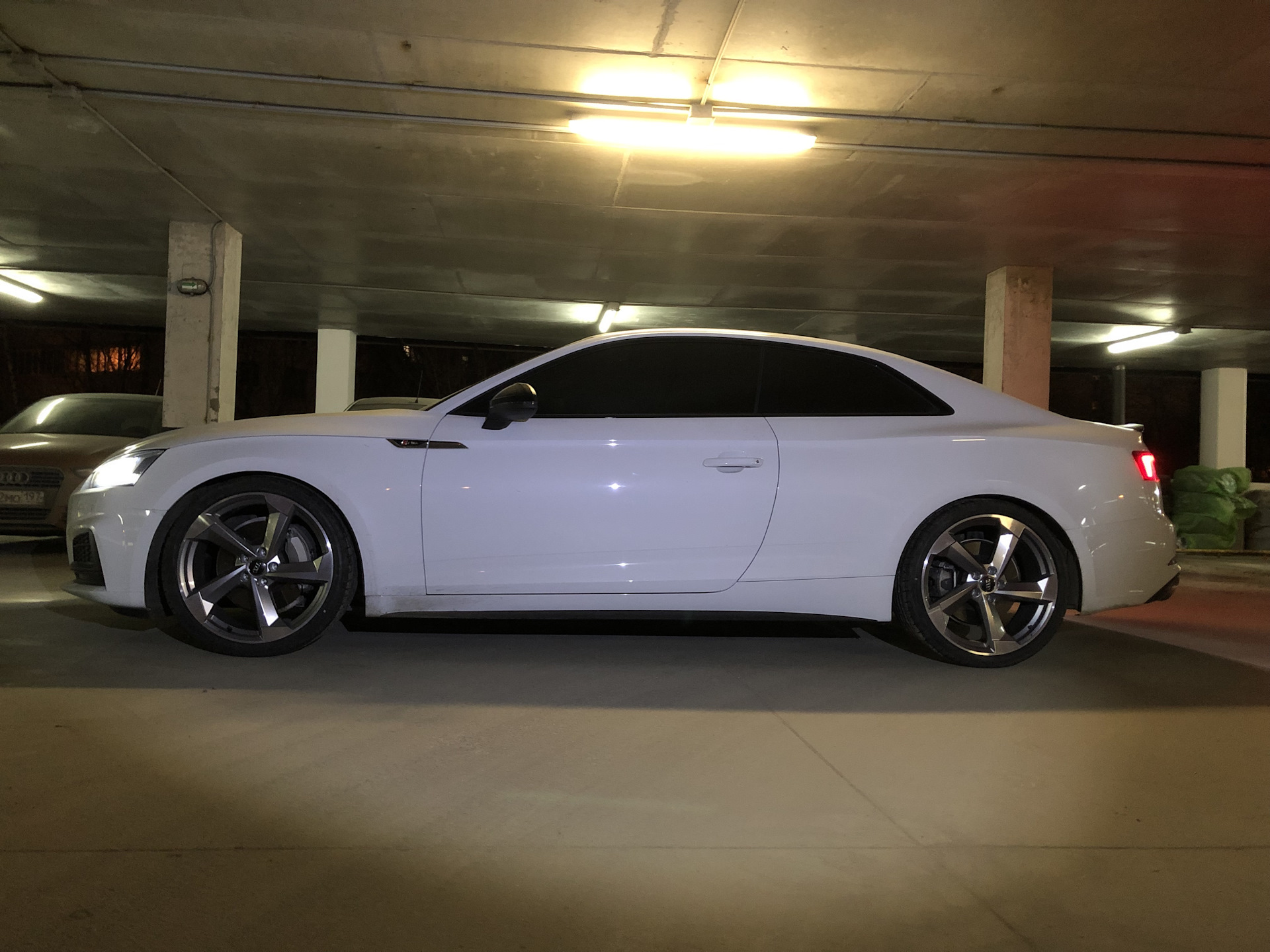 Белая Audi a7 r20