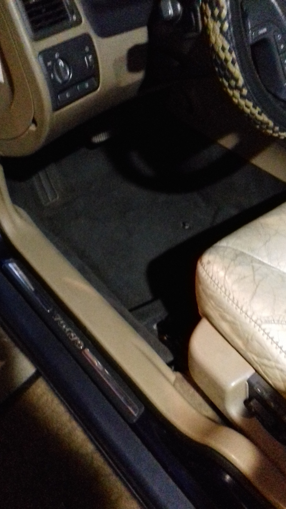 Замена ковролина под ногами водителя — Volvo XC70 II, 2,4 л., 2001 года ...