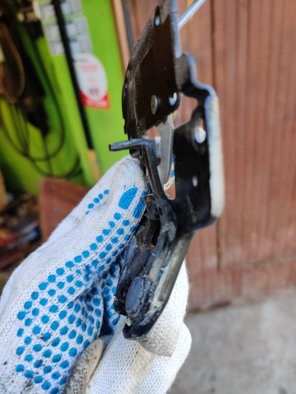 Ремонт концевика багажника — Nissan Tiida (1G), 1,6 л, 2011 года ...