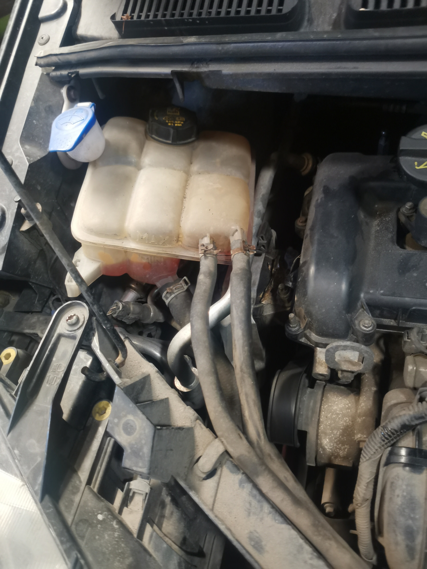 Очередная замена пневмоподушки — Ford C-Max I, 2 л, 2006 года | своими ...