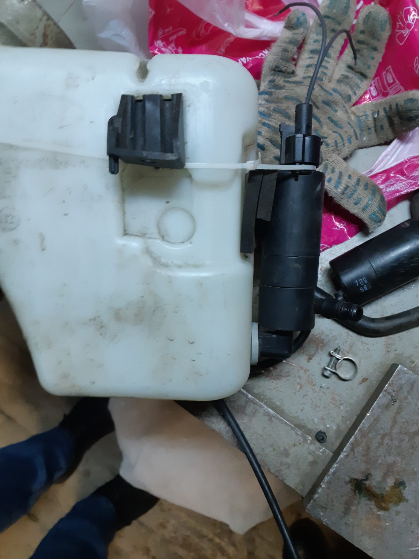 "Штатная" установка моторчика омывателя фар Ford Fusion — Ford Fusion ...