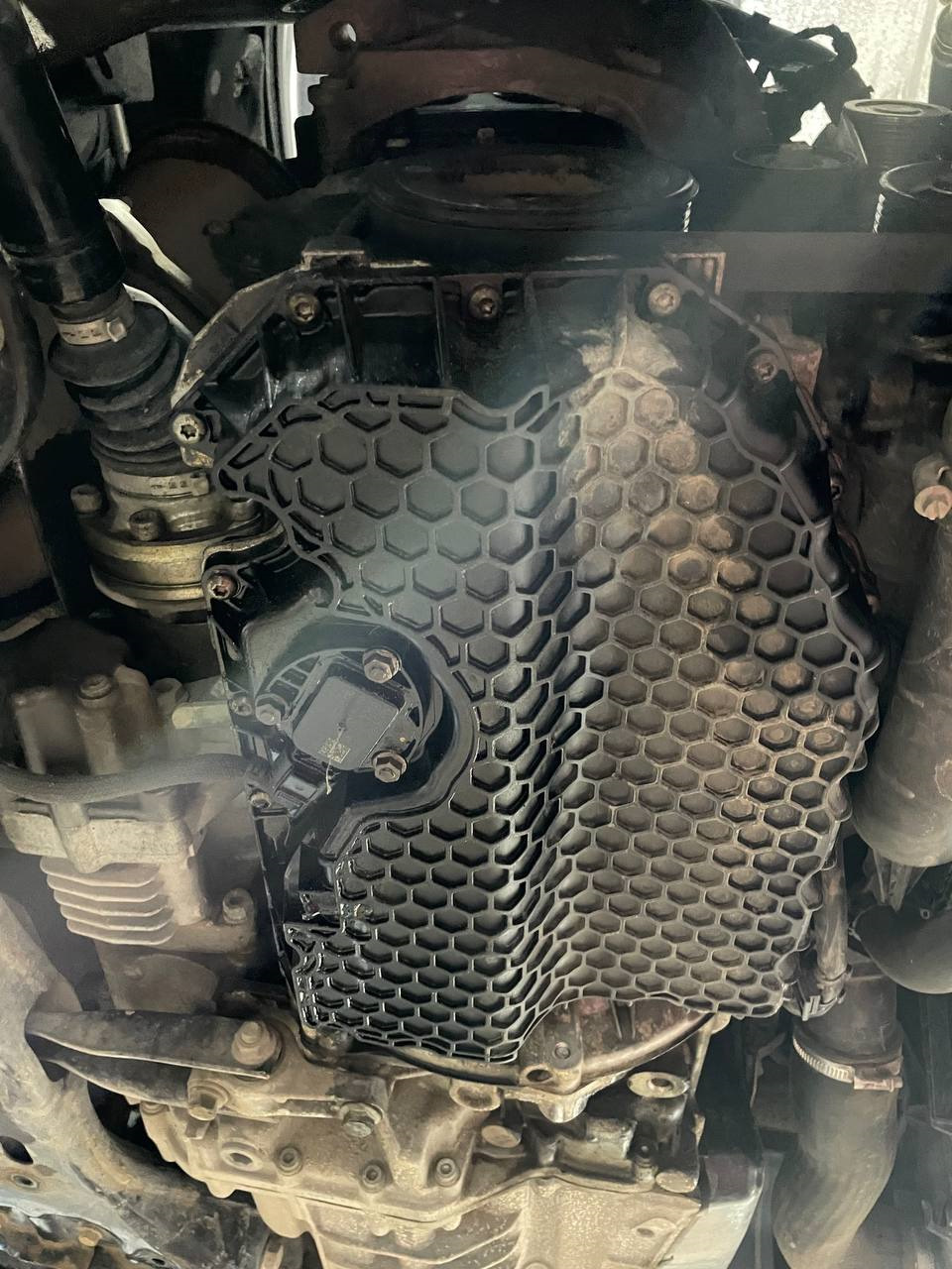 жена за рулем. езда на двух колесах. езда на автомобиле. вид из машины на дорогу. мужчина в машине.