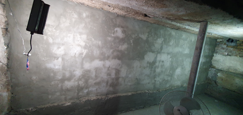 оштукатуренные стены в подвале