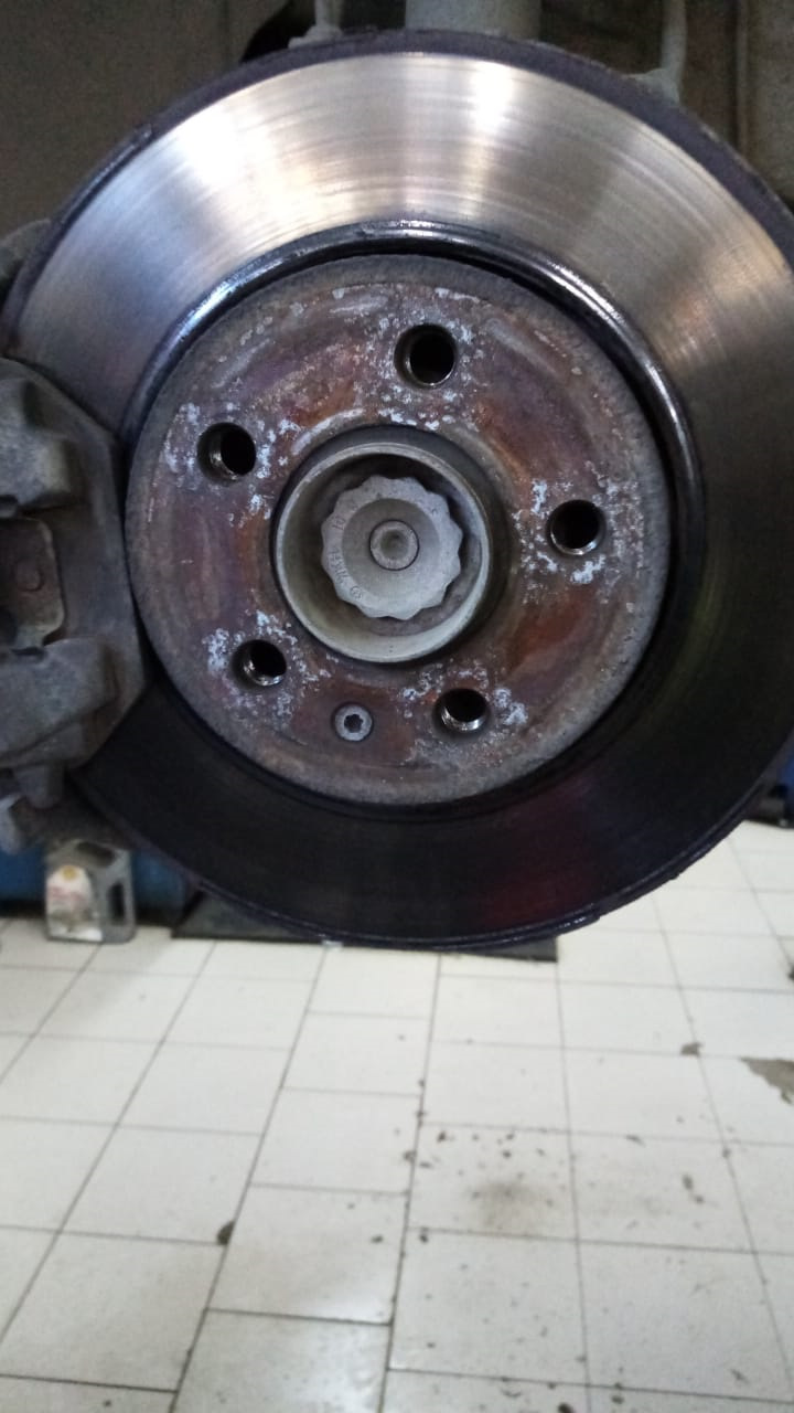 Замена передних тормозных дисков и колодок 14.10.2021 пробег 170400 км ...