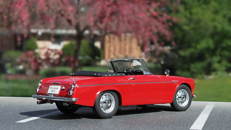 AUTOart DATSUN SR311 1967 1/18 Datsun Fairlady 2000 (SR311), 1967