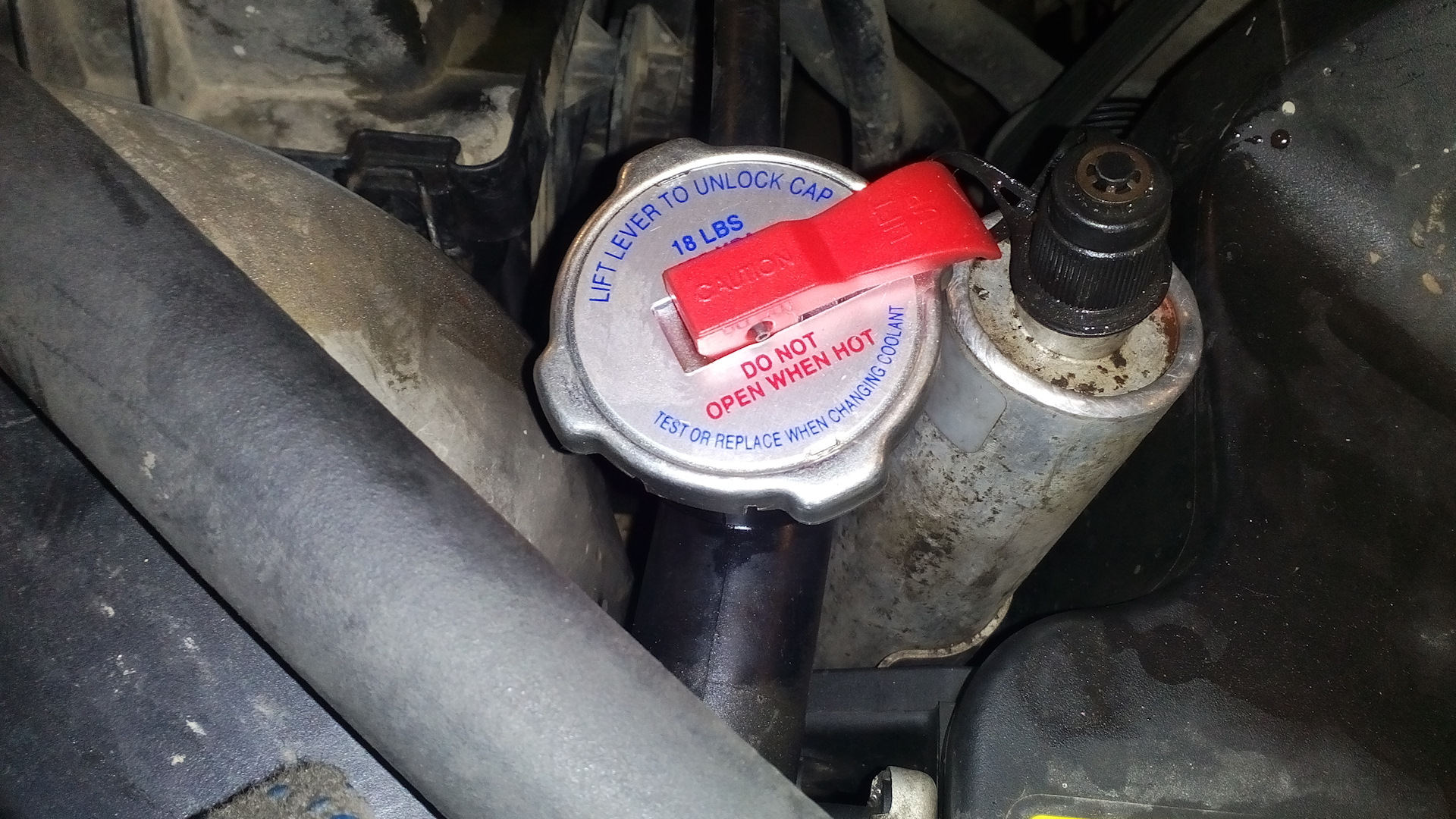 Из крышки радиатора выдавливает антифриз. Давит антифриз из под крышки радиатора. Из крышки радиатора выдавливает антифриз. Ремкомплект крышки радиатора ваз 2107. Крышка радиатора калдина 190.