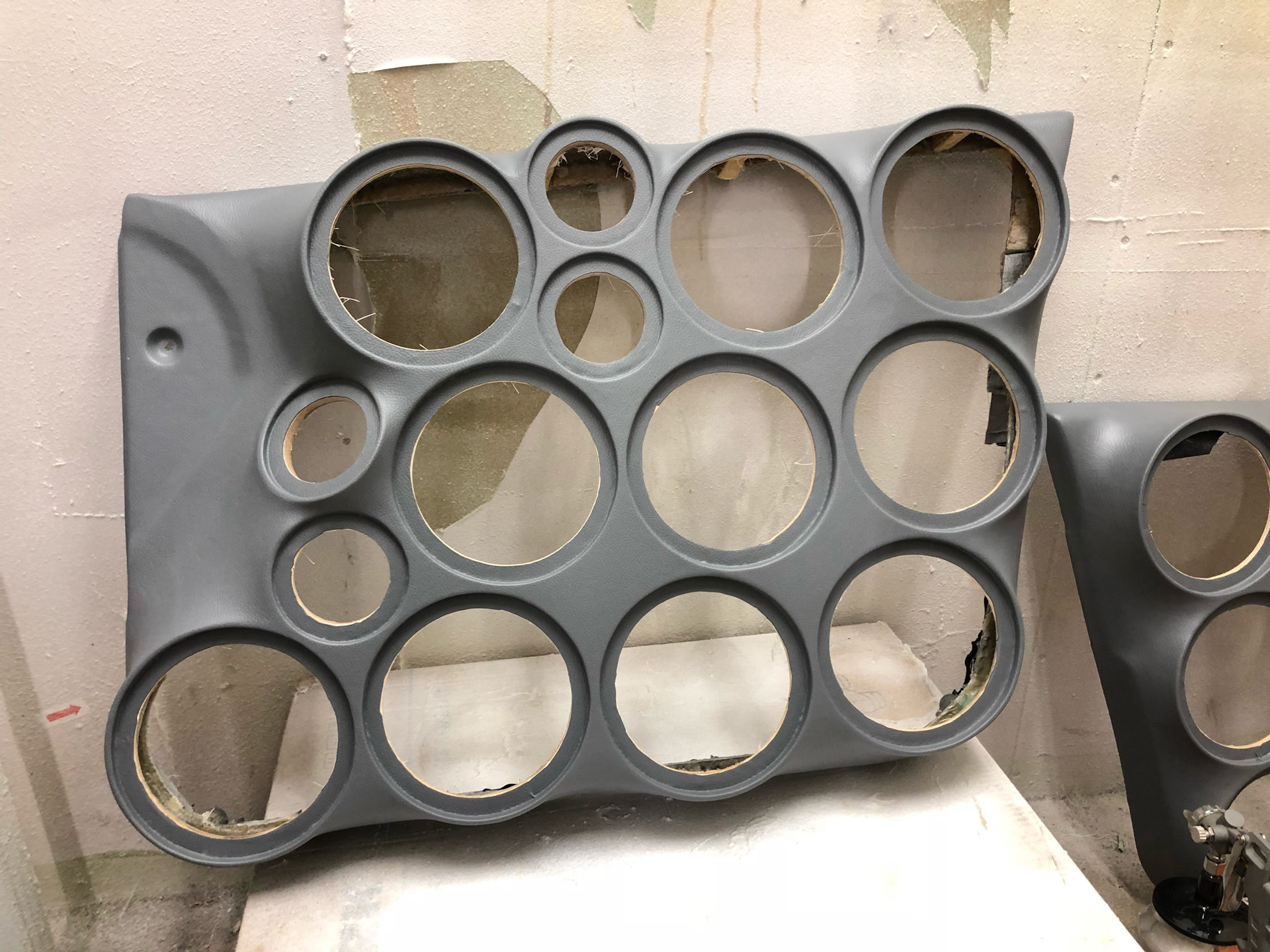 Изготовление обшивок. Дверные карты ваз 2110 3х16 и 2 рупора со вставкой. Изготовление обшивок. Лексус 570 громкий фронт автозвук. Дверные карты приора 3х20 2х16.