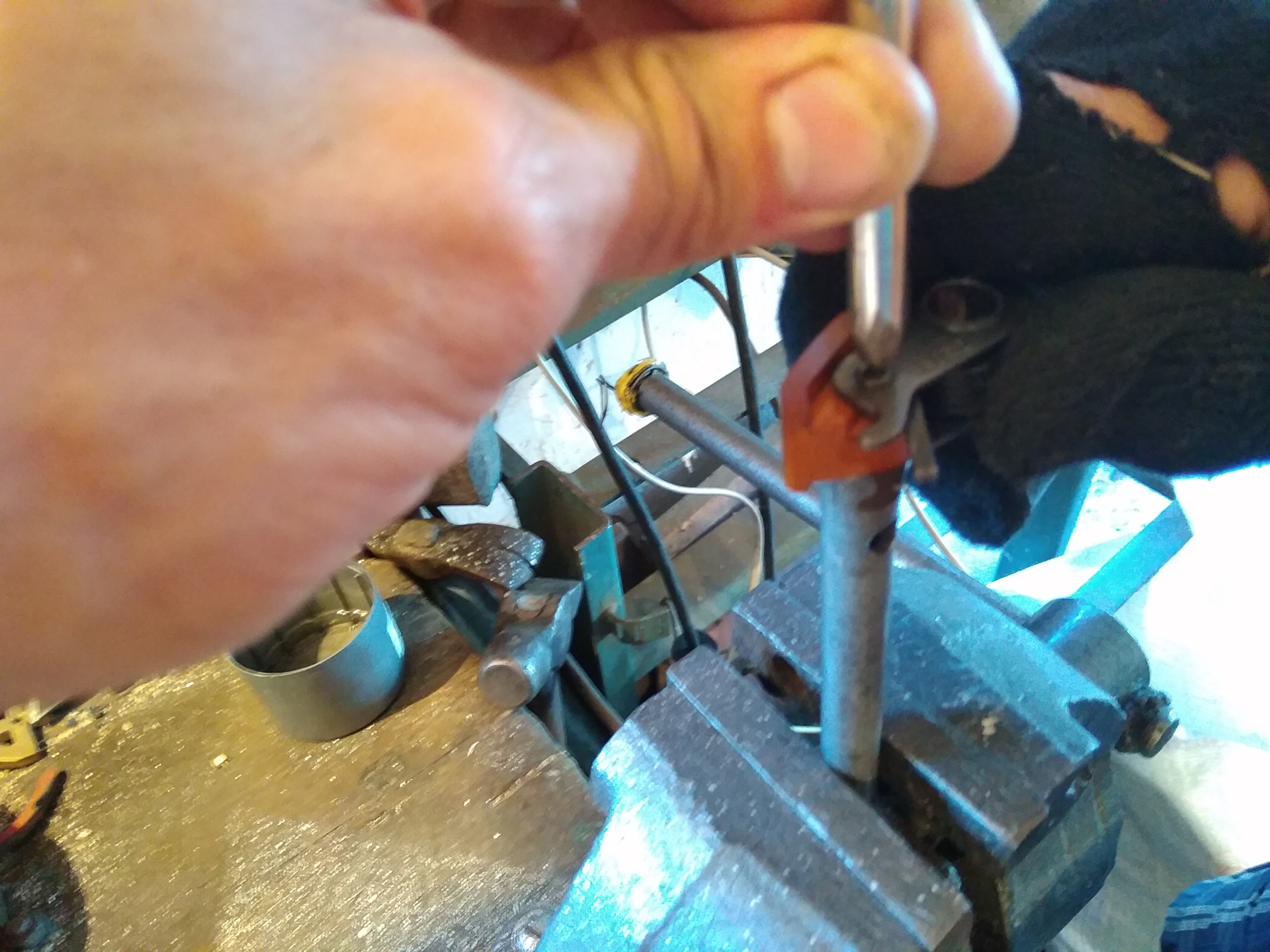 Замена башмаков. Замена башмаков. M54 bmw замена башмака натяжителя. Замена башмаков. Натяжитель гусеницы vogele асфальтоукладчик.