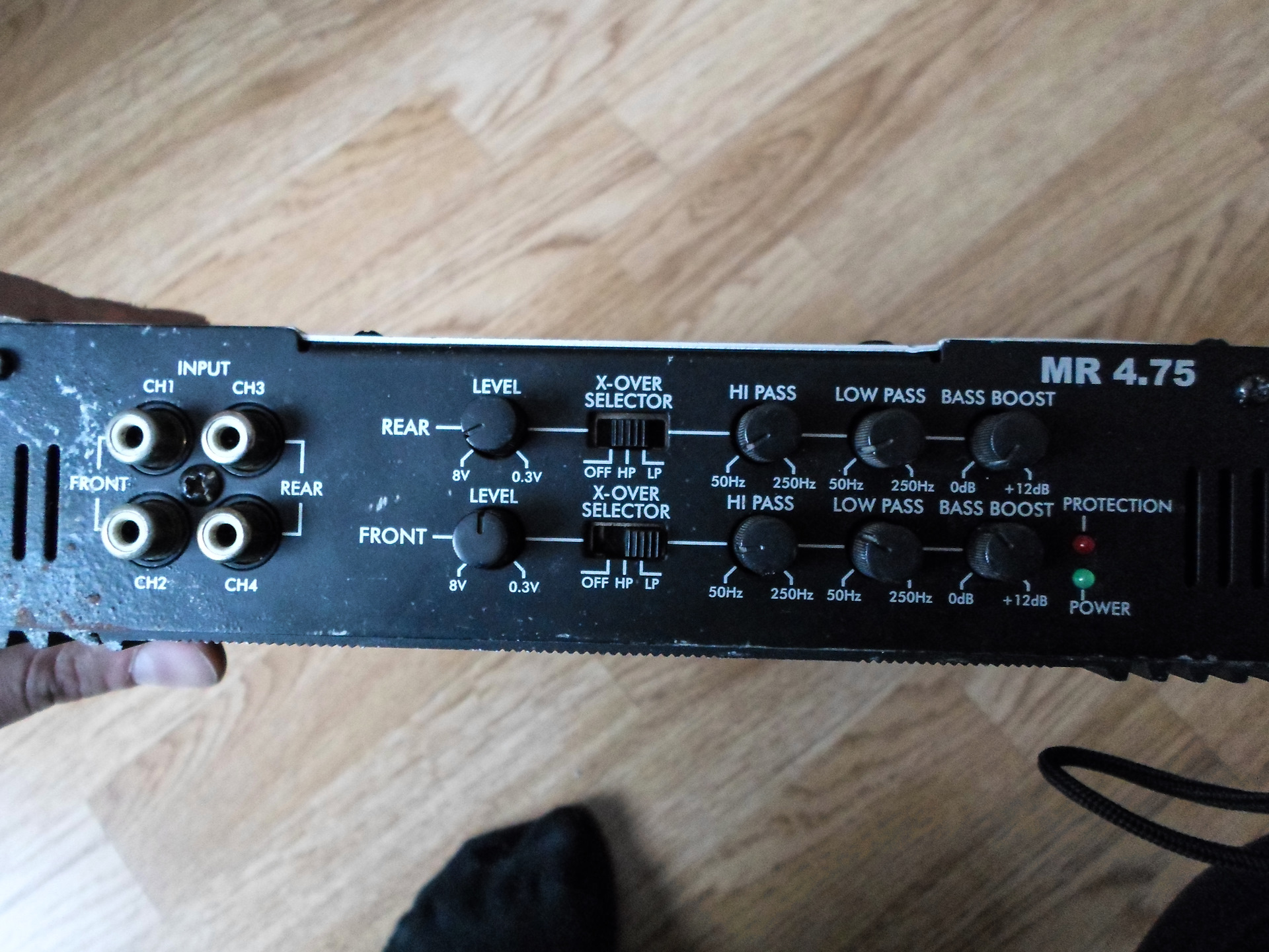 Регулировка усилителя под сабвуфер. X over на усилителе что. 4 600 watts. Настроенный усилитель. Freq на усилителе что это.