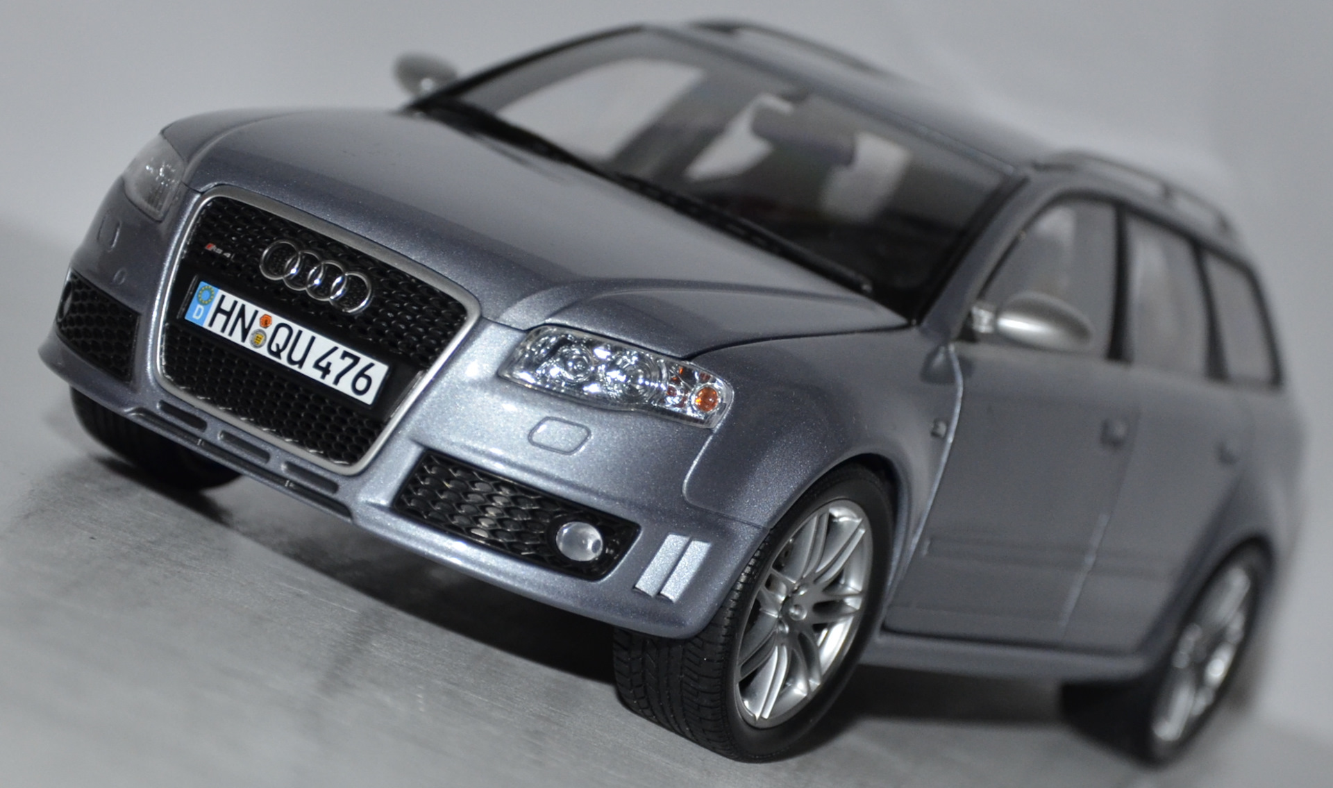 Б 4 модель. MINICHAMPS Audi rs4 b7 1:18. Audi rs6 модель 1 18. Audi a4 1/18. Моделька Audi a4 b7.