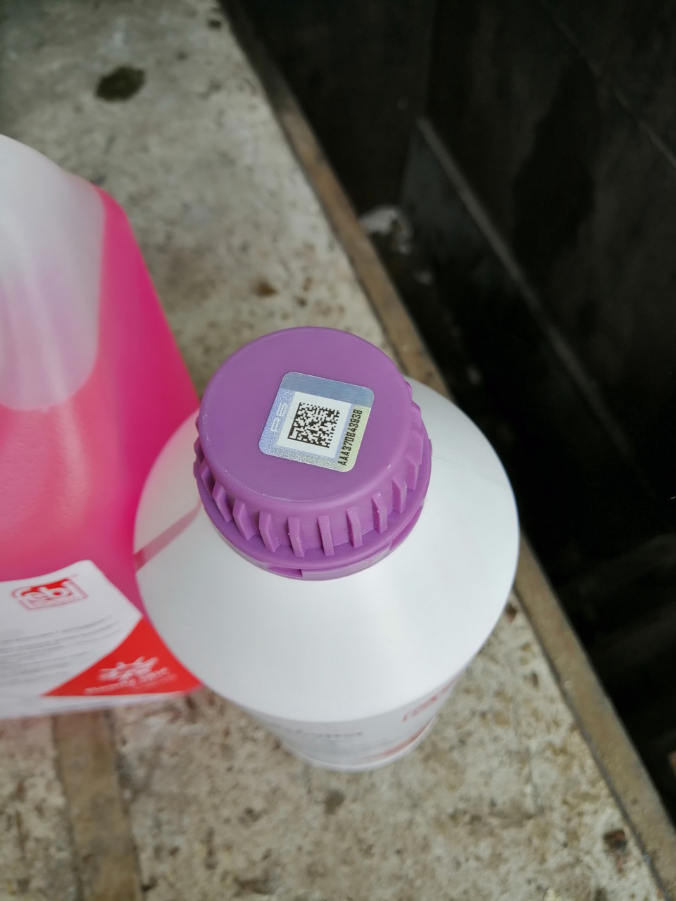 Есть голографические наклейки для проверки подлинности. Правда они сходят от прикосновения бумажки стикера. Проверял разведённую ОЖ рефрактомером — показывает — 35 градусов, как заявлено. Стараемся верить что оригинальная и со всеми нужными присадками. — Volkswagen Polo Sedan