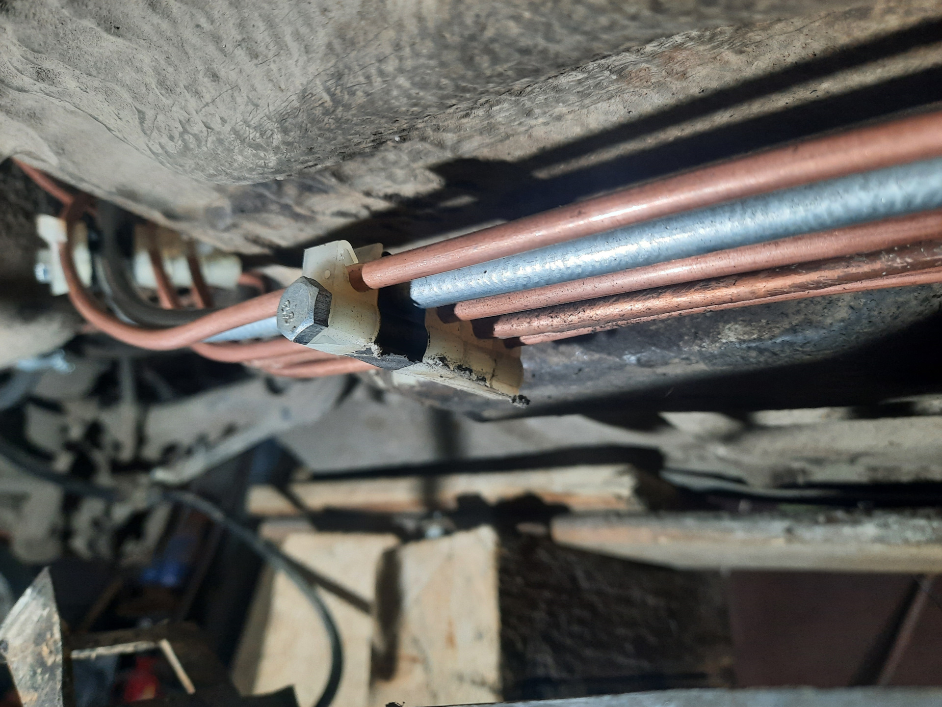 Ремонт топливных магистралей. Audi 80 b3 топливная магистраль. Топливный шланг повреждения. Ремонт топливных магистралей. Ремонт топливных магистралей.