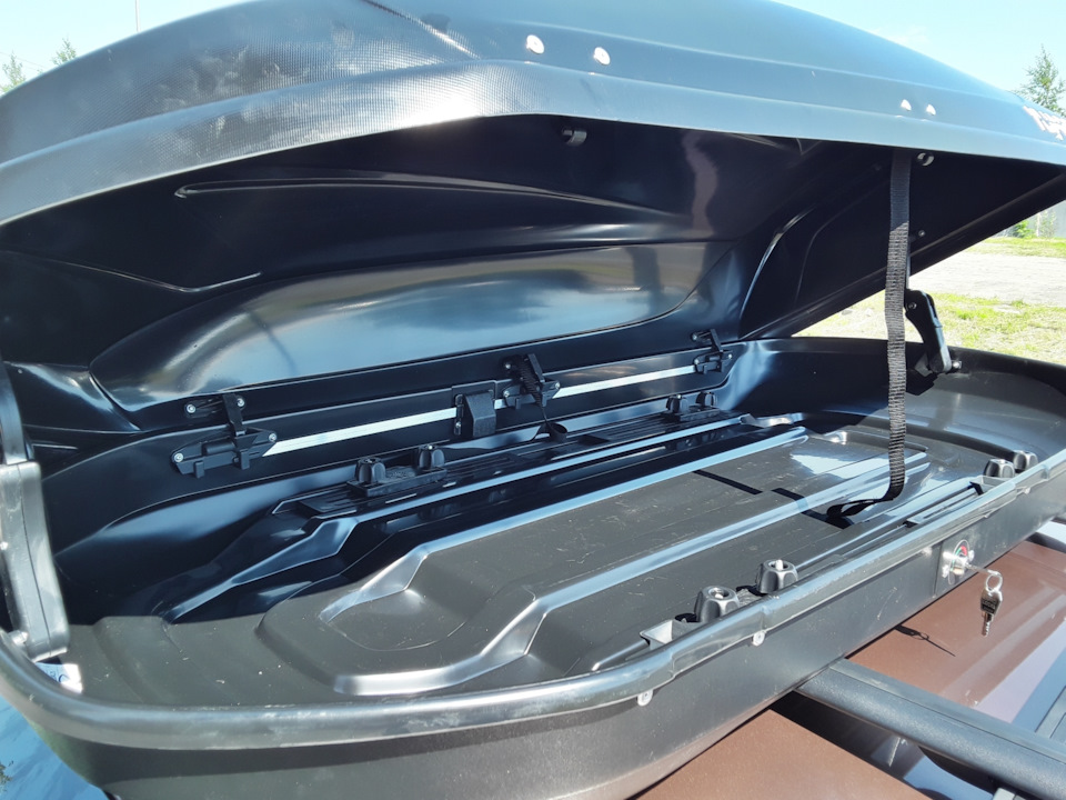 Внутри ничего особо интересного. Ящик он и есть ящик. Видно гайки для крепления и рядом с ними проушины для стяжных лент, все это намертво прикручено к перекладинам — Lada XRAY