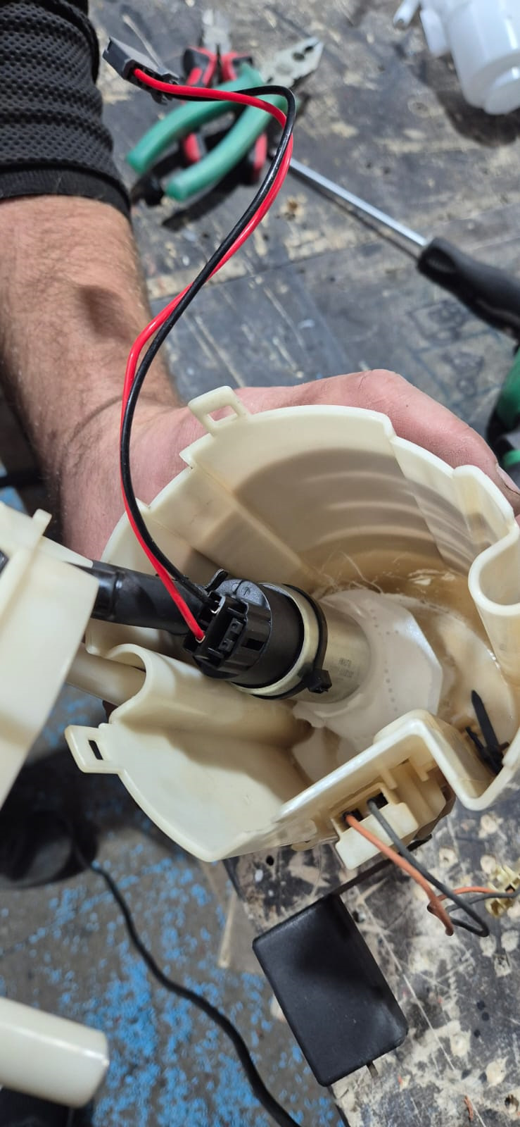 меняем насос удаляя старый и при помощи стяжек крепим новый, номер насоса найти не сложно поэтому писать не буду, в моём случае поставил от TLK 100. — Toyota FJ Cruiser