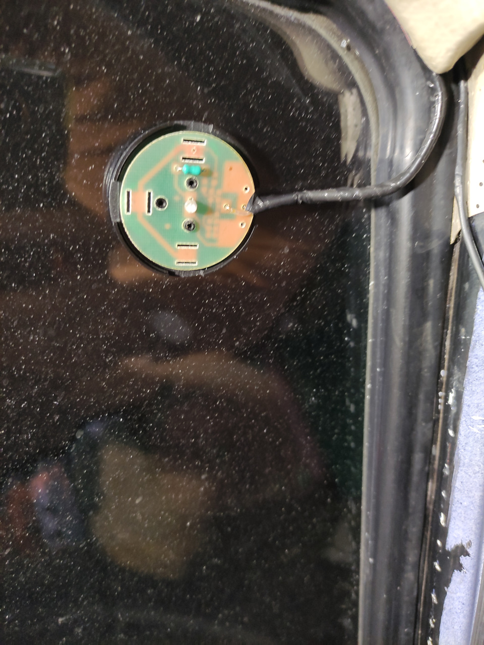 Также инструкция по установке всех подобных антенн гласит, что необходимо устанавливать антенну, чтобы от рамки стекла она отстояла на 50 мм. Это легко можно проделать с помощью линейки и маркера (точками). Приклеил к основанию кружок двухстороннего прозрачного скотча. Приклеил основание к стеклу. Далее припаял провода к таблетке. Землю вывел на шуруп козырька стекла. — Lada 210740